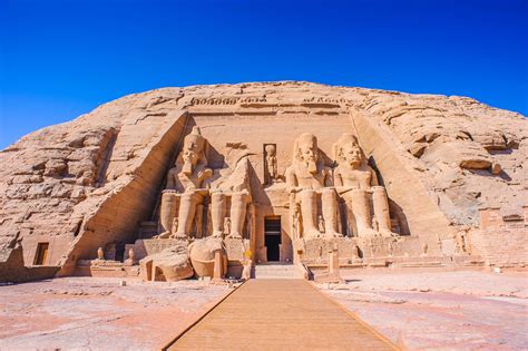 Abu Simbel Tempelkomplexet, En Megapresenation av Antik Egyptisk Arkitektur och Kunglig Glädje!