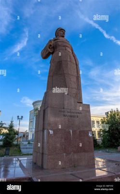  Erämusen Monument – En Gigantisk Hyllning Till Ekaterinetburgs Historie!