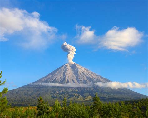 Gunung Merapi: En Vulkanisk Upplevelse för Den Äventyrlystne Sjelen!