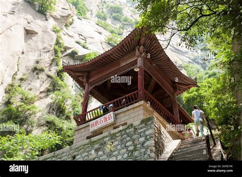  Huashan Xuantongsi Tempel: En mystisk ö av lugn och historisk betydelse!