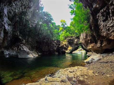 Panlongshan Huaxiang: En Mystisk Grotta och En Naturlig Skulpturpark!