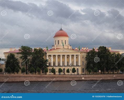 Pushkin House Museum: Ett historiskt palats fyllt med litterära skatter!