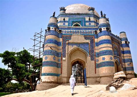 Uch Sharif's Exquisite Shrine: A Symphony of Faith and Architectural Brilliance!