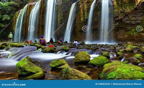  Xinhe Waterfall - En majestätisk kaskad av natur och historia!