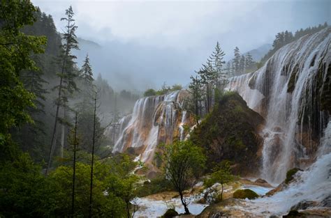 Xionghuashan National Scenic Spot – En Majestätisk Bergstopp Med Vattenfall och Historiska Tempel!